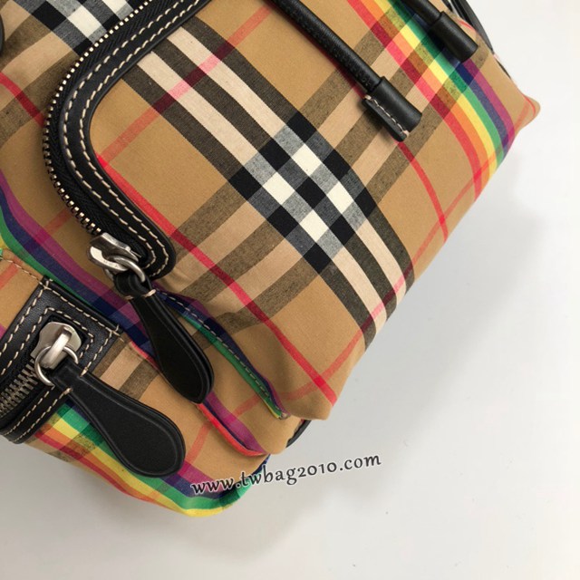 Burberry專門店新款中號彩虹Vintage格紋斜背式軍旅背包 巴寶莉男士女士後背包 yxb1392